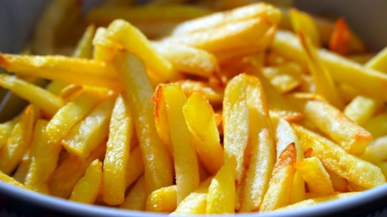 Foto - Dışarda yediğiniz gibi golacak! İşte çıtır çıtır patates kızartması yapmanın tüyosu