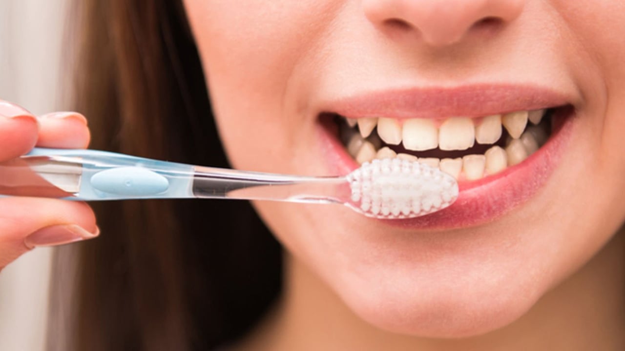 Dişçiye gitmeden 5 dakikada plak çıkarma: Dişi çelik gibi yapmak için karbonat koyup 2 kere dişi fırçalayalım 