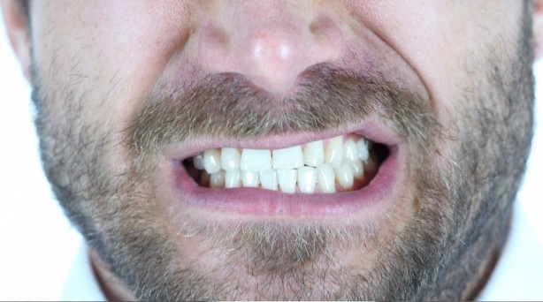 Dişini sıkanlar dikkat! Uzman isim uyardı: Yüz şekliniz değişebilir