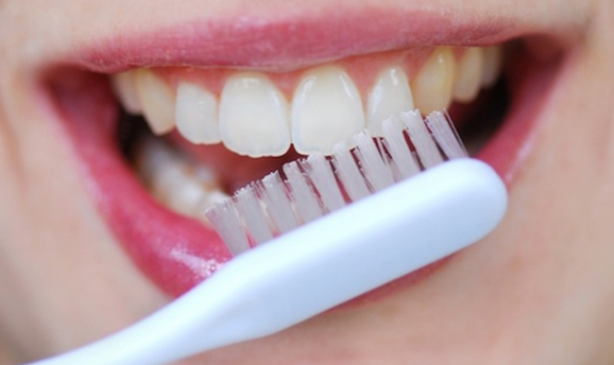 Foto - Dişinizi fırçaladıktan sonra ağzınızı suyla çalkalamayın! Çünkü...