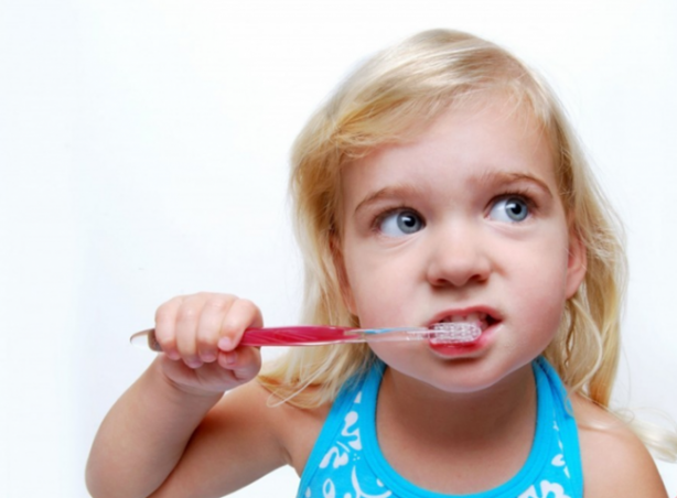 Foto - Dişinizi fırçaladıktan sonra ağzınızı suyla çalkalamayın! Çünkü...