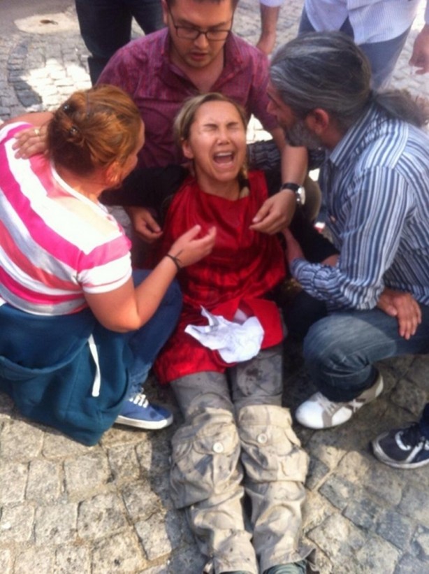 Foto - DİSK mensupları, işten çıkarılan çaycı kadını dövdü