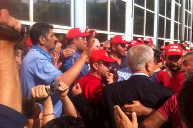 Foto - DİSK mensupları, işten çıkarılan çaycı kadını dövdü