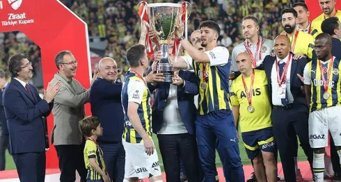 Foto - Disney'e karşı üç maymunu oynayan ünlüler Süper Kupa krizini fırsata çevirdi! Yeniden Atatürkçü oldular