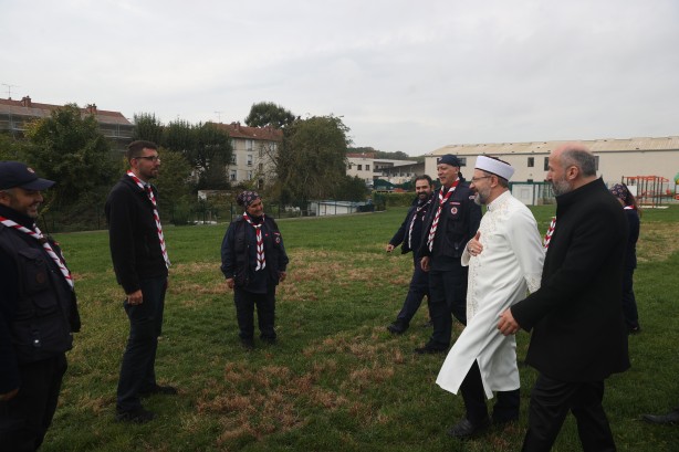 Diyanet İşleri Başkanı Erbaş, Fransa’da izcilik kampının açılışını yaptı