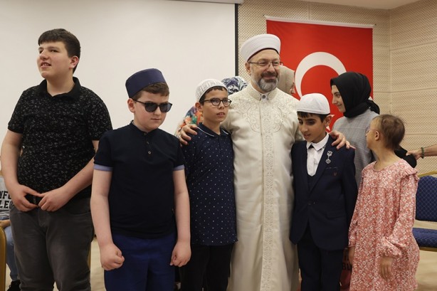 Foto - Diyanet İşleri Başkanı Erbaş, görme engelli hafızlık öğrencilerinin yıl sonu etkinliğine katıldı