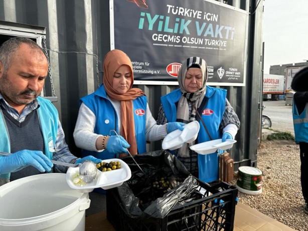 Diyanet İşleri Türk İslam Birliği gönüllüleri, Hatay'da oyuncak dağıttı