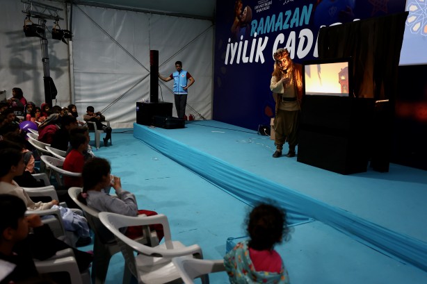 Foto - Diyanet'in "İyilik Çadırları" depremzede çocukların yüzünü güldürüyor