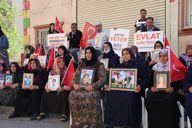 Diyarbakır anneleri 'Anneler Günü'nde de evlatlarının yolunu gözlüyor