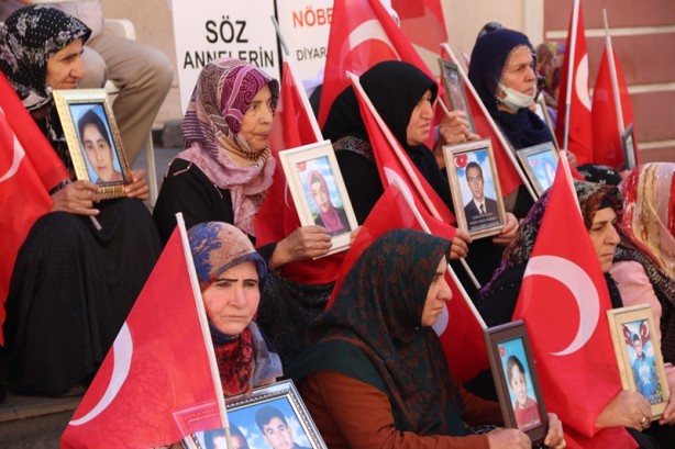 Foto - Diyarbakır anneleri 'Anneler Günü'nde de evlatlarının yolunu gözlüyor