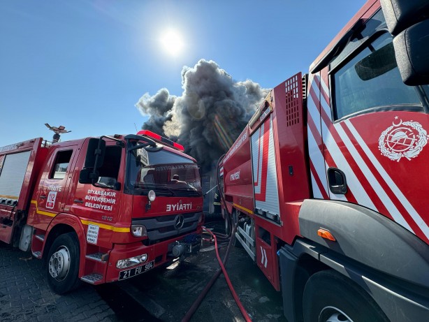Foto - Diyarbakır’da 3. Sanayi Sitesi’nde çıkan yangına müdahale çalışmaları devam ediyor