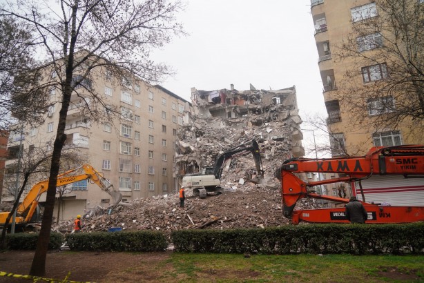 Foto - Diyarbakır'da acil yıkım kararı alınan yapılar bir bir yıkılıyor