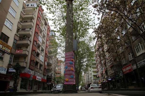 Diyarbakır'da ağaçlar kadınların el emeğiyle giydirildi