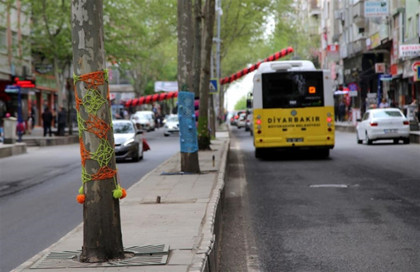 Foto - Diyarbakır'da ağaçlar kadınların el emeğiyle giydirildi