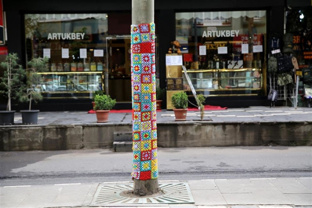 Foto - Diyarbakır'da ağaçlar kadınların el emeğiyle giydirildi