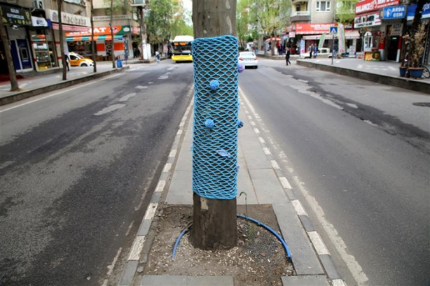 Foto - Diyarbakır'da ağaçlar kadınların el emeğiyle giydirildi