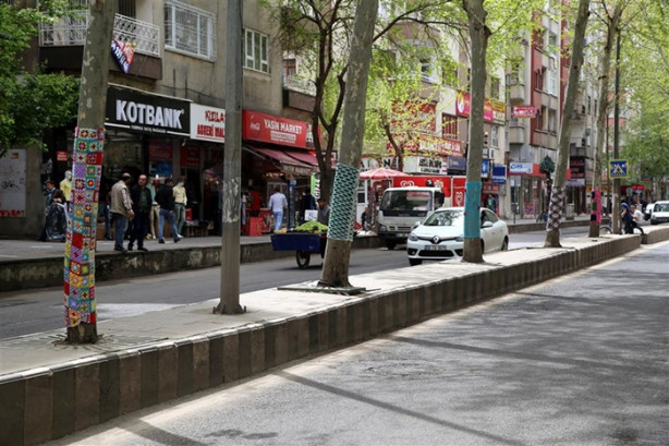 Foto - Diyarbakır'da ağaçlar kadınların el emeğiyle giydirildi