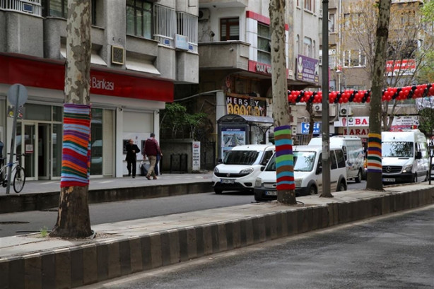 Foto - Diyarbakır'da ağaçlar kadınların el emeğiyle giydirildi