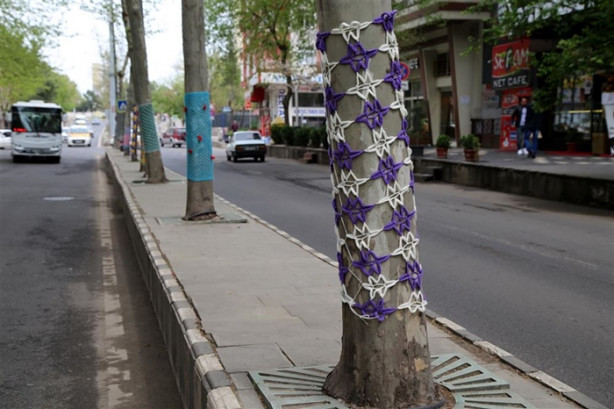 Foto - Diyarbakır'da ağaçlar kadınların el emeğiyle giydirildi