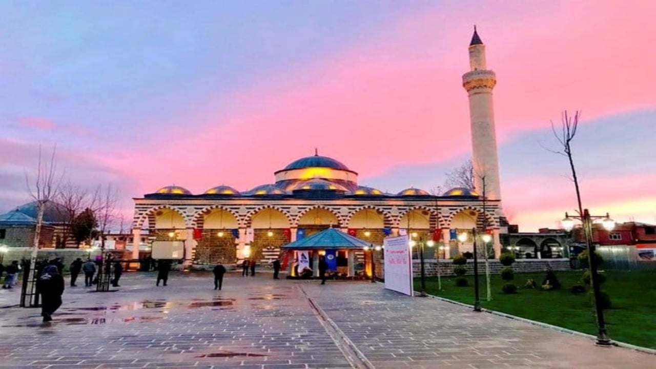 Diyarbakır’da asırlık camiye ahlaksız baskı! Kur’an sesine tahammül edemediler