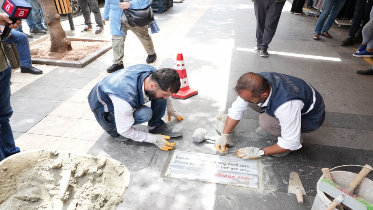 Foto - Diyarbakır’da DEM’li belediyenin son icraatı resmen olay oldu! Bakın, kaldırımlara ne yazdılar