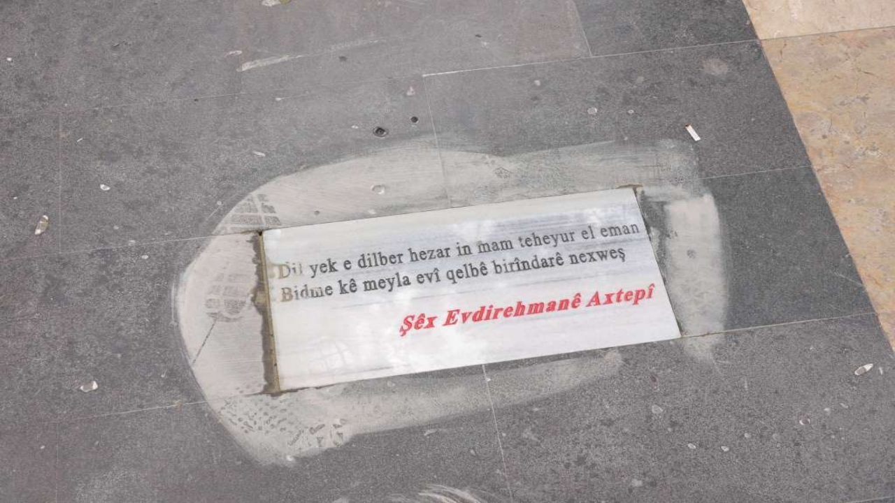 Foto - Diyarbakır’da DEM’li belediyenin son icraatı resmen olay oldu! Bakın, kaldırımlara ne yazdılar