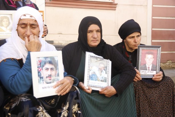 Foto - Diyarbakır'da gözü yaşlı anneler çocuklarını HDP ve PKK'dan almaya çalışıyor!