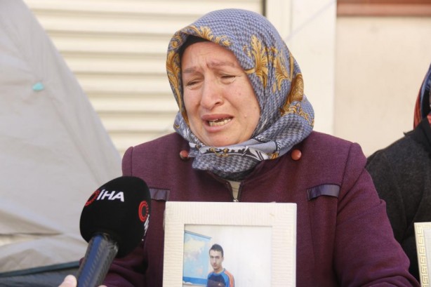 Foto - Diyarbakır'da gözü yaşlı anneler çocuklarını HDP ve PKK'dan almaya çalışıyor!