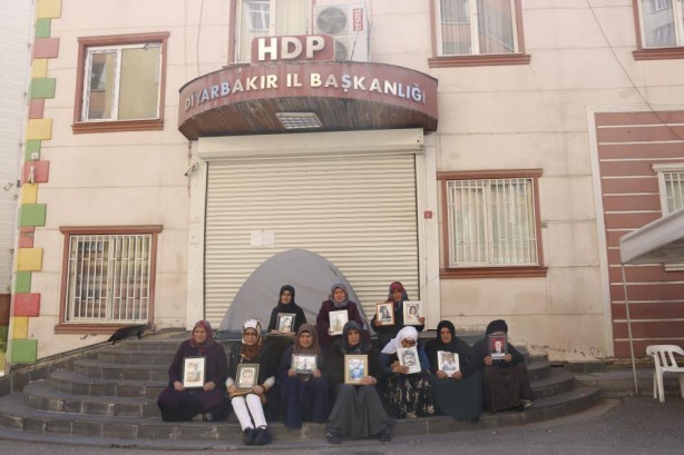 Diyarbakır'da gözü yaşlı anneler çocuklarını HDP ve PKK'dan almaya çalışıyor!