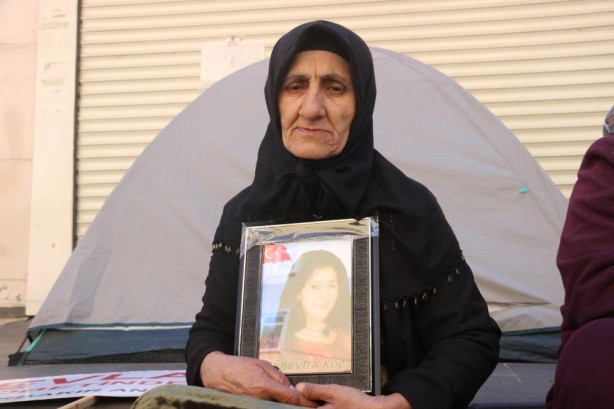 Foto - Diyarbakır'da gözü yaşlı anneler çocuklarını HDP ve PKK'dan almaya çalışıyor!