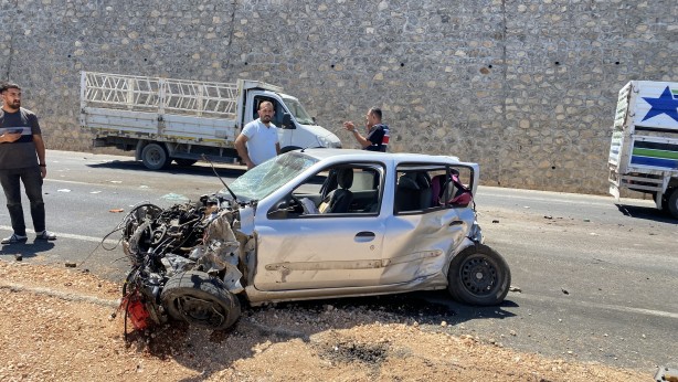 Diyarbakır’da iki tır ile otomobil çarpıştı