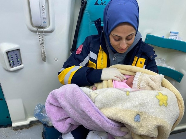 Foto - Diyarbakır'da kardan kapanan yol aşıldı, doğum yapan kadın kurtarıldı