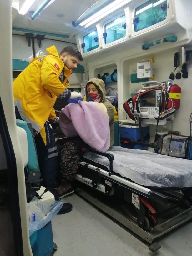 Diyarbakır'da kardan kapanan yol aşıldı, doğum yapan kadın kurtarıldı