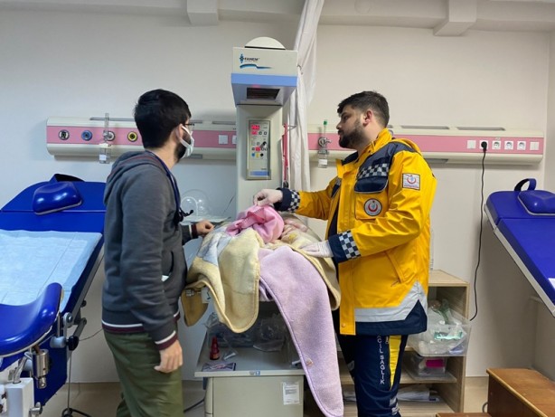 Foto - Diyarbakır'da kardan kapanan yol aşıldı, doğum yapan kadın kurtarıldı