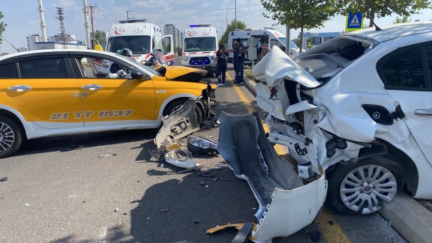 Foto - Diyarbakır’da kızını sınava götüren aile kaza yaptı