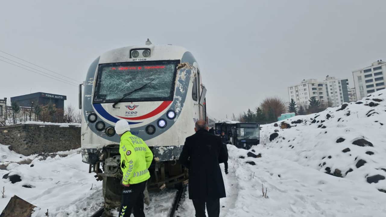 Diyarbakır'da korku dolu anlar! Yolcu treni, belediye otobüsüne çarptı