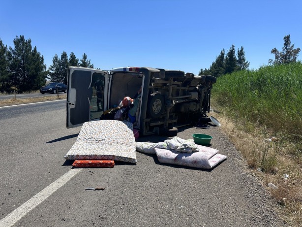 Foto - Diyarbakır'da mevsimlik işçilerini taşıyan minibüs devrildi: 7 yaralı
