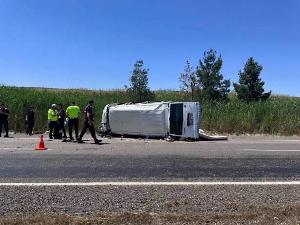 Foto - Diyarbakır'da mevsimlik işçilerini taşıyan minibüs devrildi: 7 yaralı