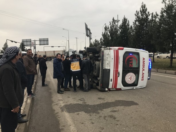 Foto - Diyarbakır'da minibüs ile ambulans çarpıştı: 6 yaralı
