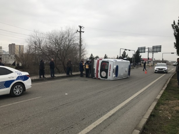 Diyarbakır'da minibüs ile ambulans çarpıştı: 6 yaralı