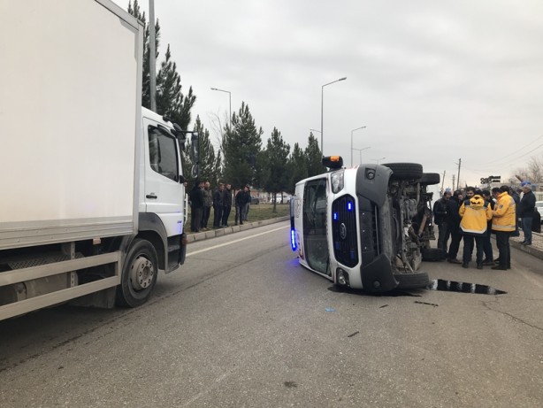 Foto - Diyarbakır'da minibüs ile ambulans çarpıştı: 6 yaralı