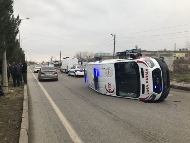 Foto - Diyarbakır'da minibüs ile ambulans çarpıştı: 6 yaralı
