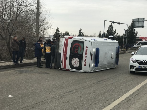 Foto - Diyarbakır'da minibüs ile ambulans çarpıştı: 6 yaralı
