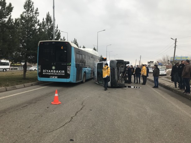 Foto - Diyarbakır'da minibüs ile ambulans çarpıştı: 6 yaralı