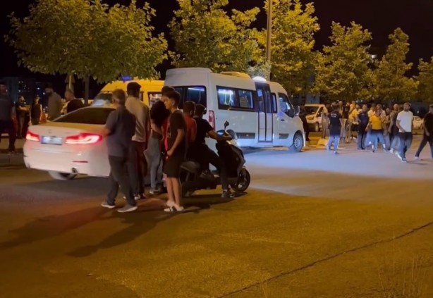Foto - Diyarbakır’da şehir içi minibüsü yayalara çarptı