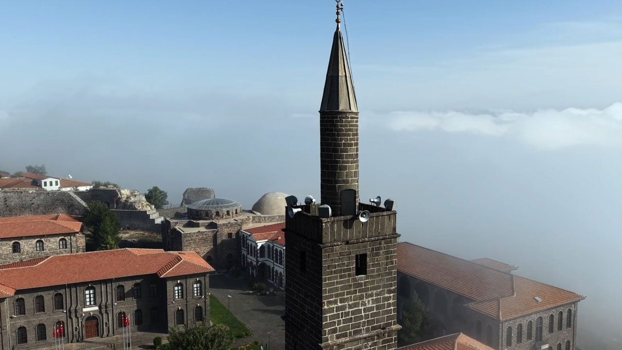 Foto - Diyarbakır’da sis tarihi dokuyu sardı! Hevsel Bahçeleri ve surlar böyle görüntülendi