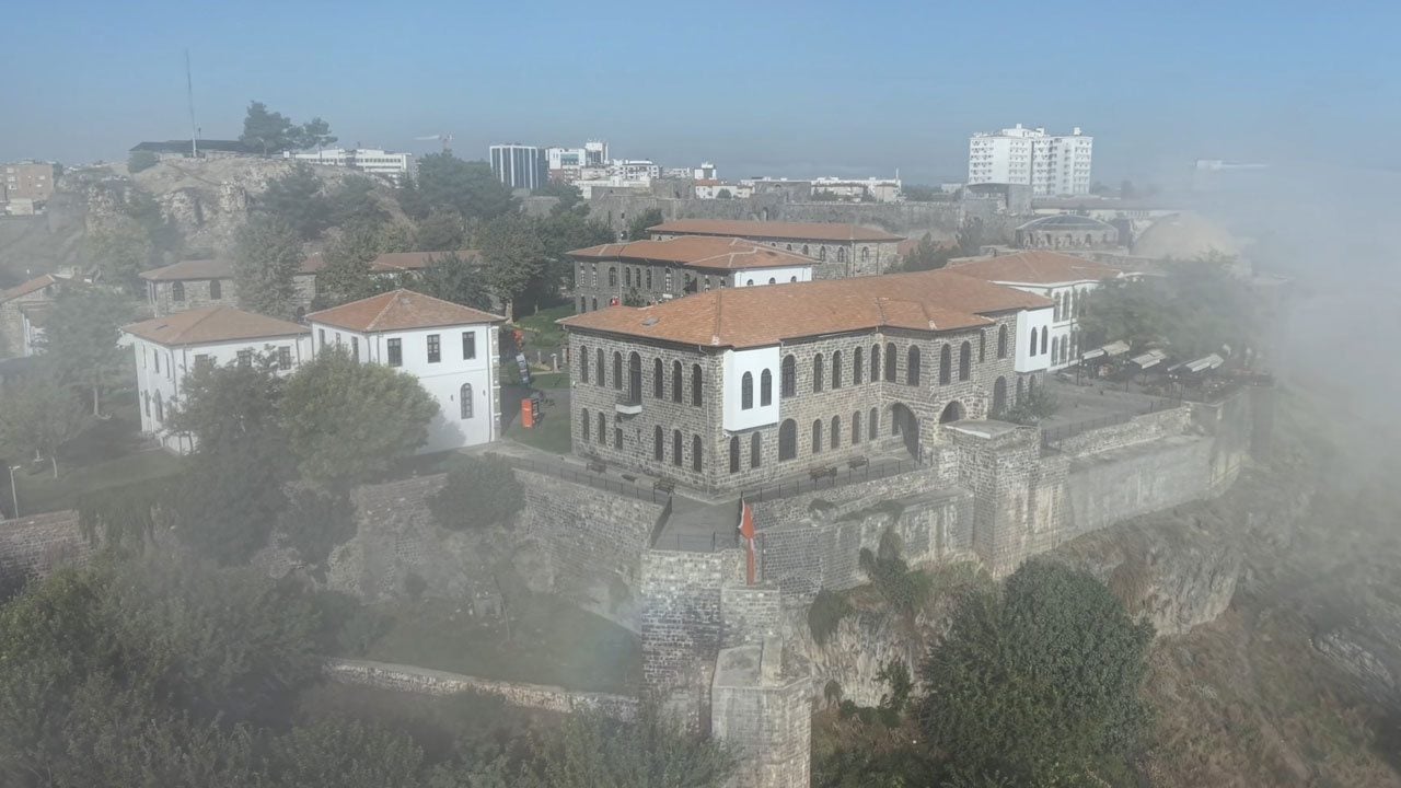 Foto - Diyarbakır’da sis tarihi dokuyu sardı! Hevsel Bahçeleri ve surlar böyle görüntülendi
