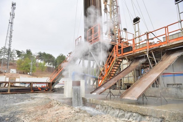 Diyarbakır'da sondaj vurulmuştu! 2 bin metre derinlikten müthiş haber geldi