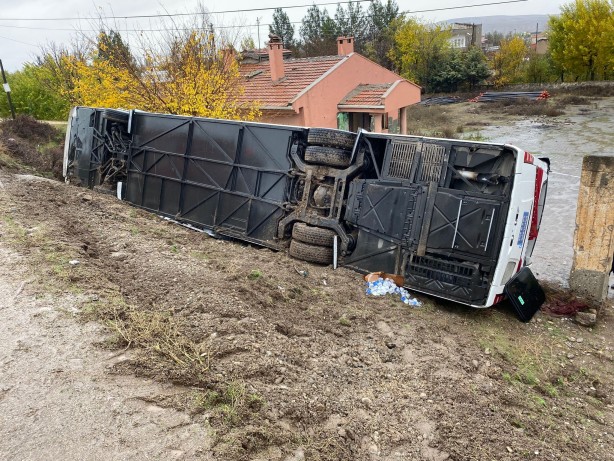 Foto - Diyarbakır’da yolcu otobüsü devrildi! Çok sayıda yaralı var