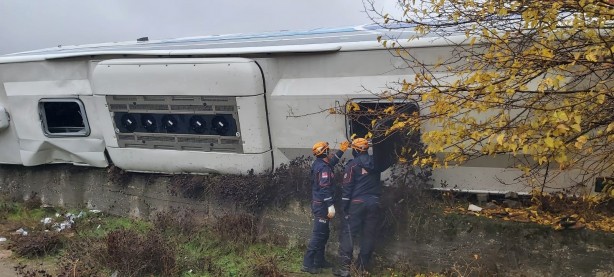 Foto - Diyarbakır’da yolcu otobüsü devrildi! Çok sayıda yaralı var